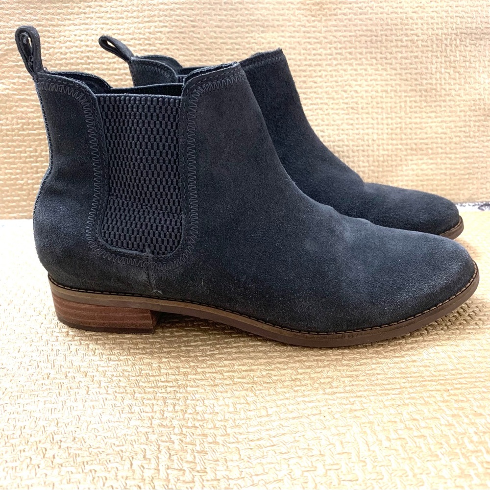 Tom’s Ella Chelsea suede Gray booties 8.5